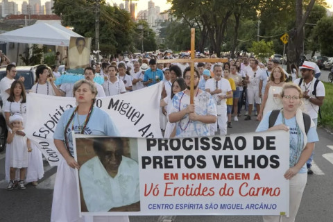 Procissão dos Pretos Velhos reúne fé e resistência cultural em Goiânia